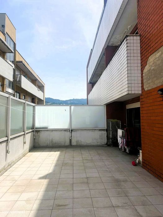 UM , T2 com terraço e garagem