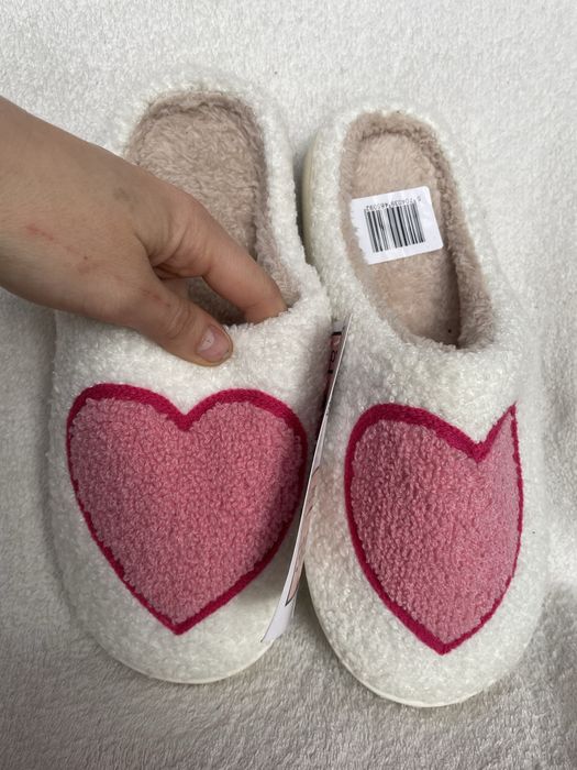 Śliczne miękkie ciepłe kapcie w serduszka