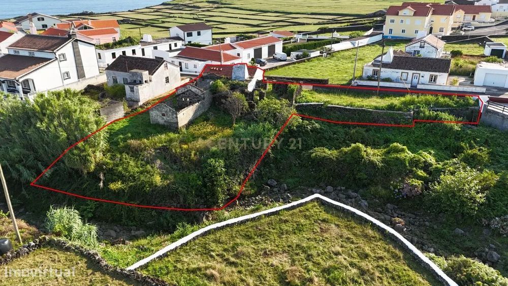 Duas Moradias À Venda Em Conjunto — Altares