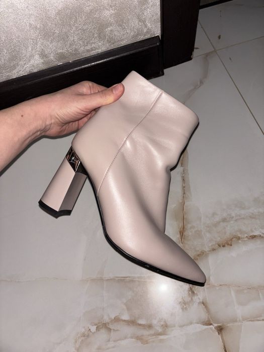 Чоботи ботильйони 39розмір .