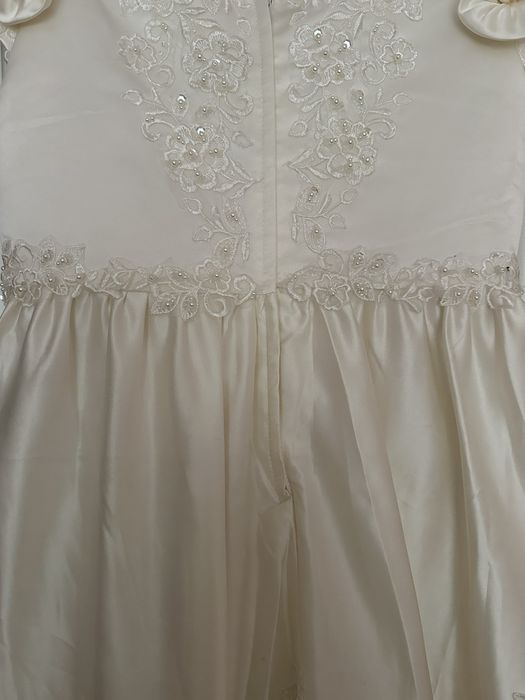 Нарядное платье цвета шампань айвори