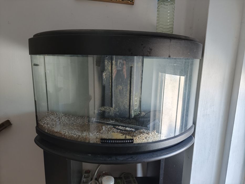 Aquario grande com móvel