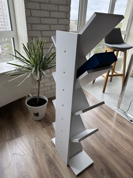 Книжкова полиця у формі дерева