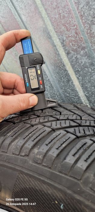 Sprzedam opony z felgami i kompletem kołpaków