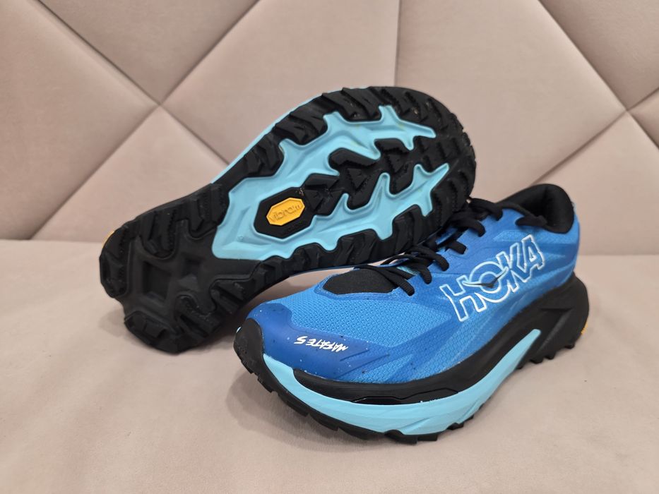 Кросівки Hoka, Asics, Brooks, Swiss engineering on, Lowa, Mizuno.
