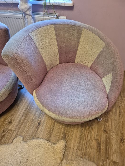 Dwa fotele w kolorze fioletowo beżowymi
