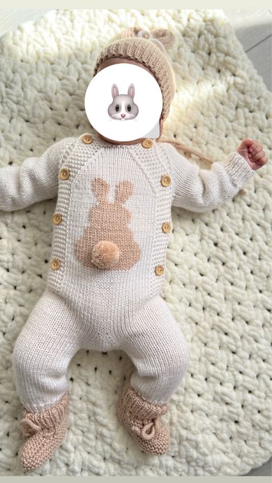 Вязаний нарядний костюмчик зайки, костюмчик на виписку на хрещення