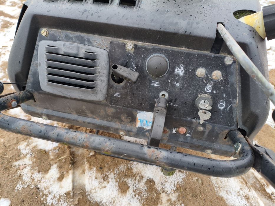 Odśnieżarka spalinowa z elektrycznym rozrusznikiem pług wirnikowy