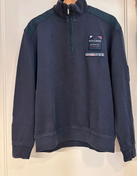 Granatowa bluza typu polo