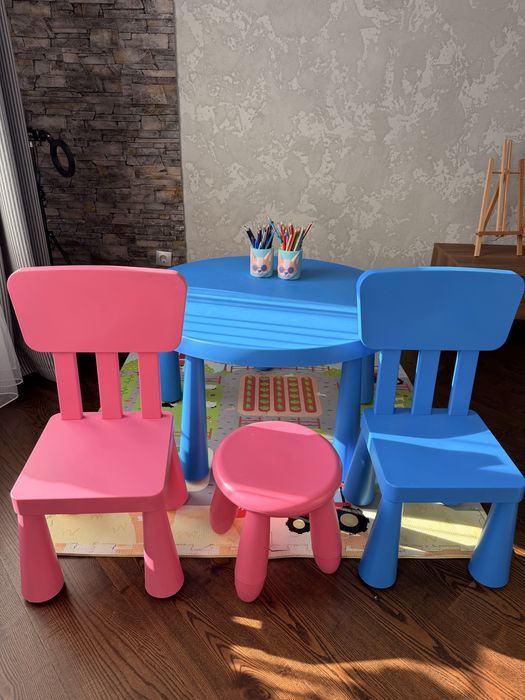 Столик, два стільці, табурет Ikea, коврик в подарунок