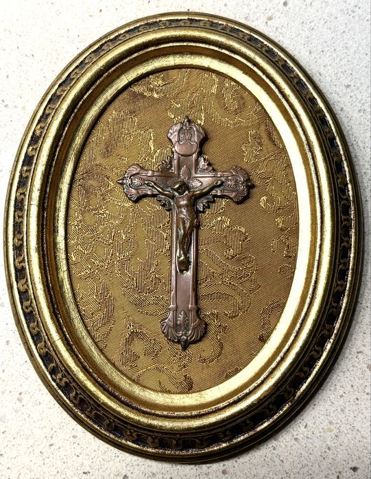 Antiga imagem religiosa de suspensão mural com crucifixo