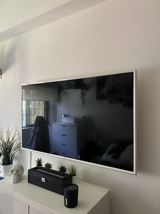 LG UHD 49” TV - 4K IPS