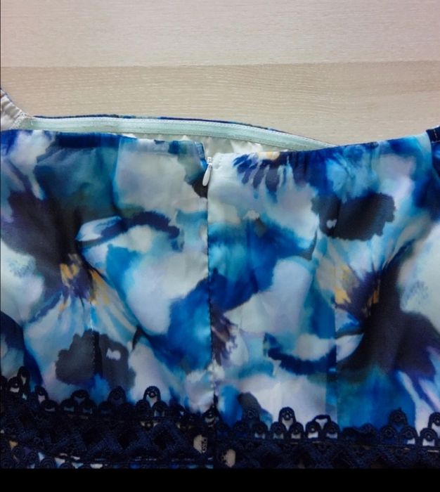 Elegancka sukienka falbany kwiaty bratki wesele L