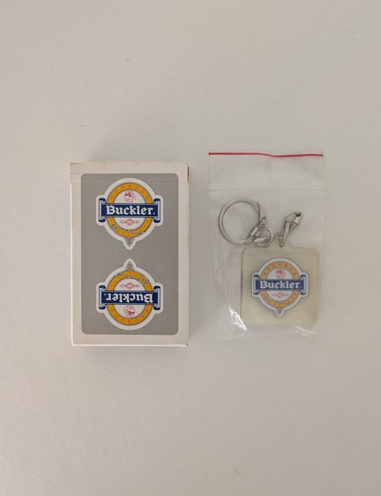 Baralho de cartas e porta-chaves Buckler