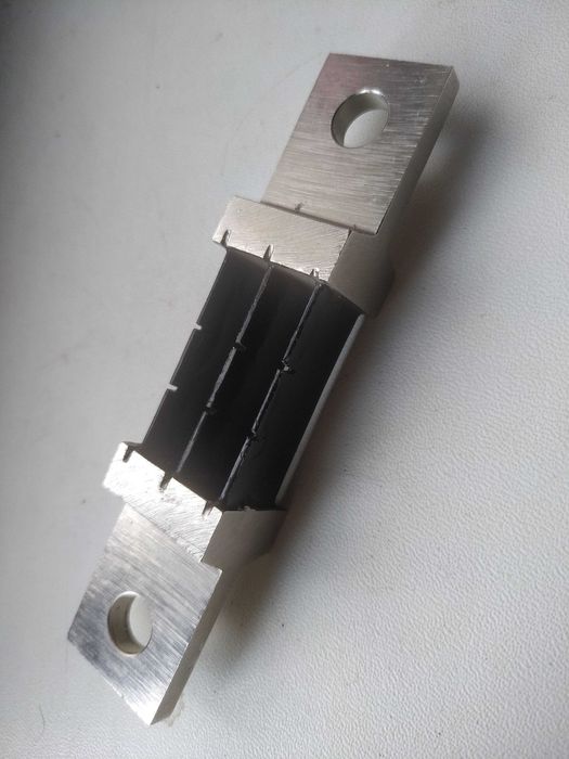 Шунт для амперметра 300А в наличии.