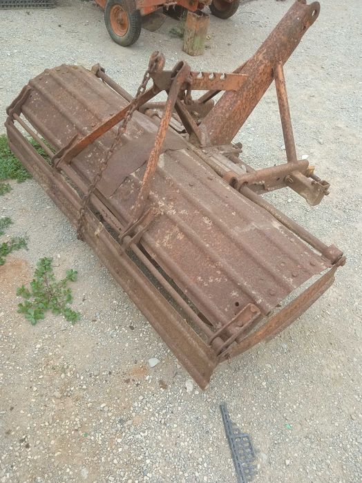 Várias alfaias agrícolas