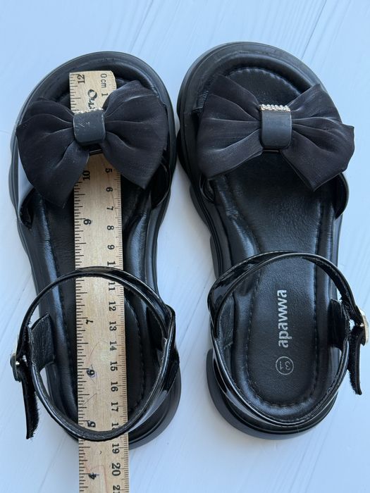 Босоніжки на дівчинку