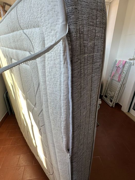 Vendo Cama e colchões
