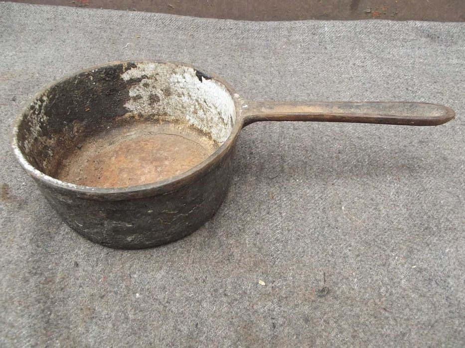 Stary rondelek żeliwny