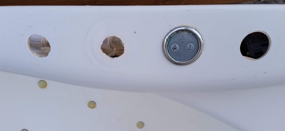 Wanna narożna z hydromasażem.