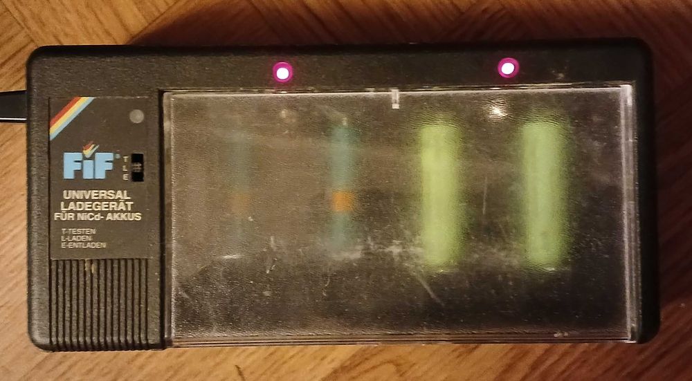 Зарядное устройство для пальчиковых аккумуляторов