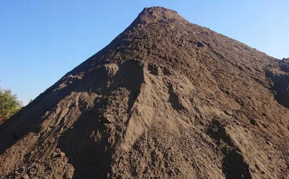 CZARNOZIEM ZIEMIA NA PODNIESIENIE Terenu ogrodu trawnik Dostawa Humus