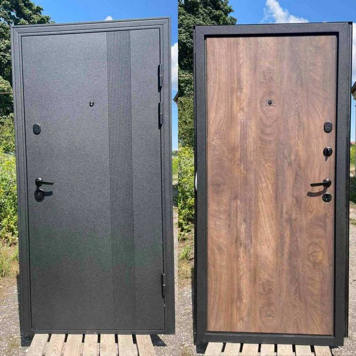 Нові металеві двері.