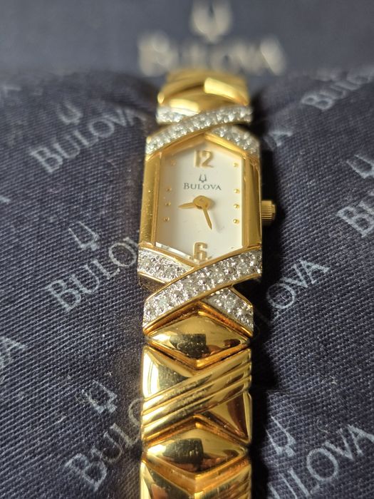 Годинник Bulova жіночий Позолочений з діамантами