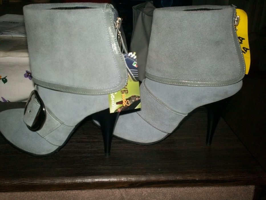 Новые замшевые полусапожки