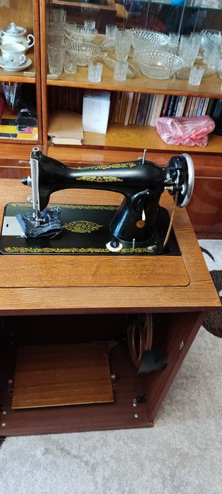 Продам швейну машинку