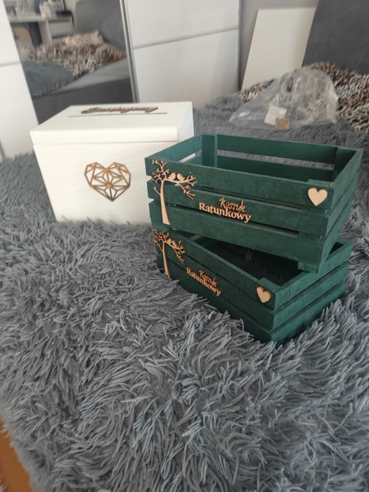 Szlafrok, koszyczki ratunkowe, pudełko na koperty, wieszaki