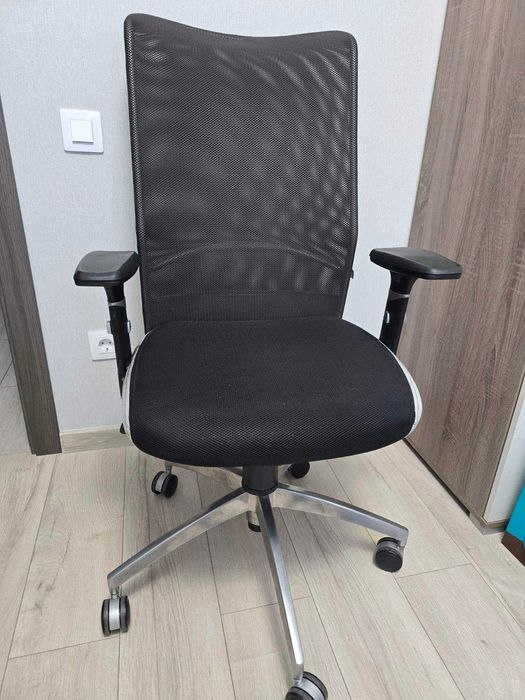 Офісне крісло AMF (стіка), ціле, ергономічне та функціональне