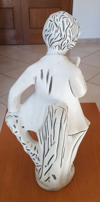 Coluna e estátua decorativas antigas