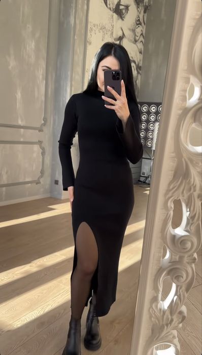 Плаття в рубчик з розрізом по ніжці