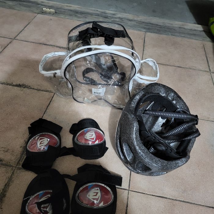 Patins de criança mais capacete e protecao