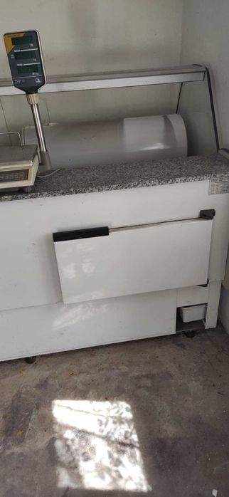 Lada- witryna chłodnicza.