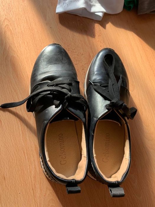 Взуття кросівки нові шкіряні жіночі