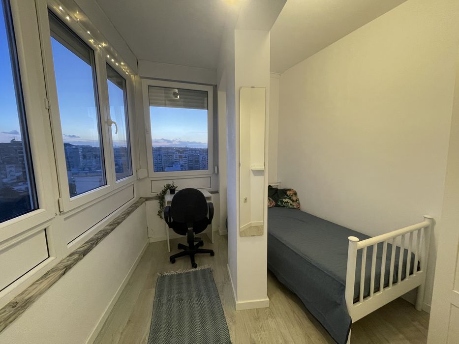 Quarto Almada, 1minuto a pé da estacao do metro