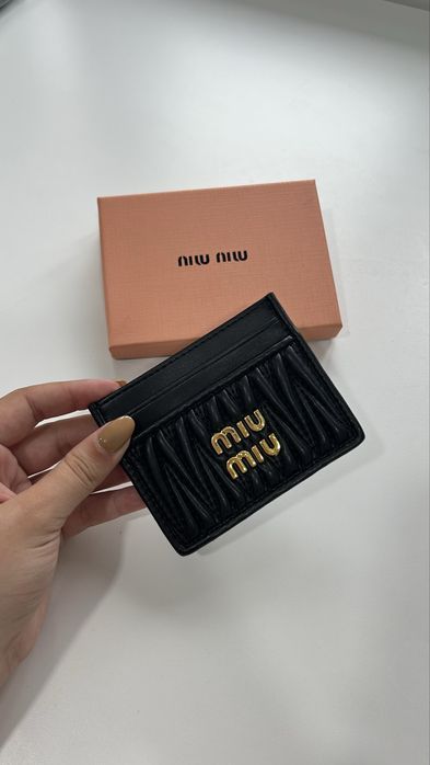 Porta-Cartões Miu Miu Preto – Autêntico, com Recibo e Caixa
