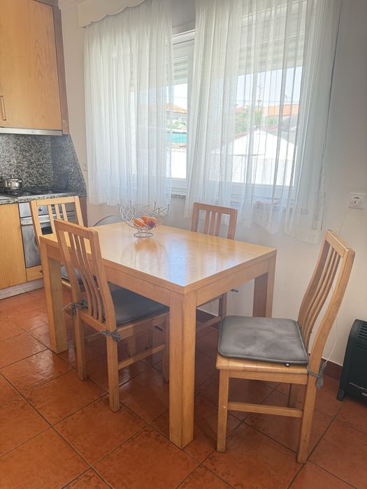 Conjunto de mesa com 4 cadeiras