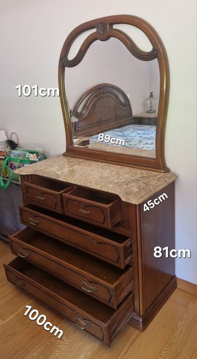 Mobília variada (mesa, cama)