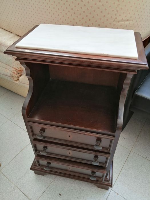 Mesa de cabeceira antiga