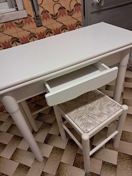 Conjunto Mesa de cozinha + Bancos em Cor Branca