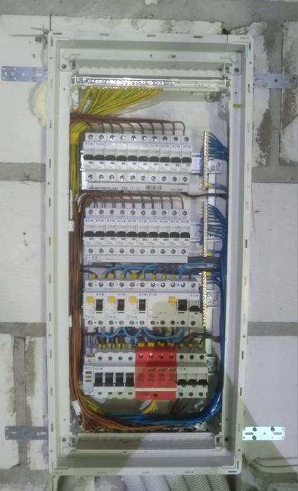 Elektryk/Usługi elektryczne