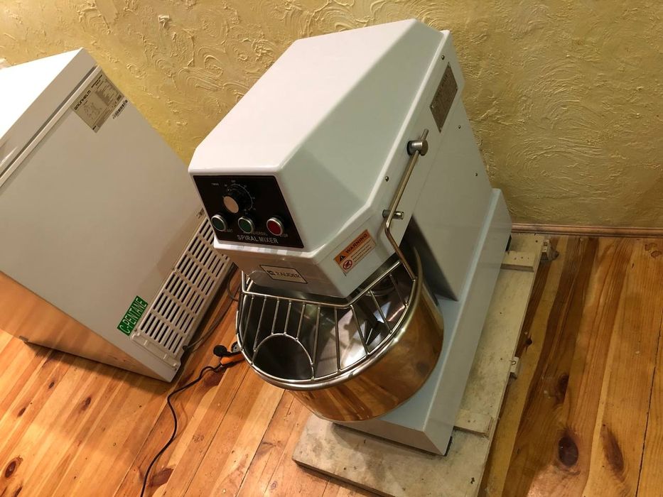 Продам тістоміс професіональний ,20л