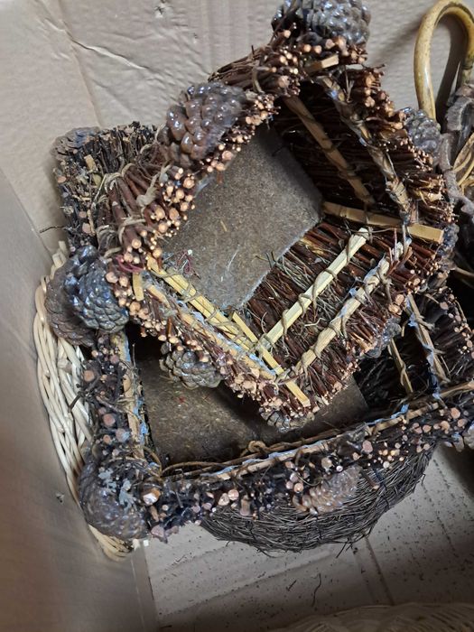Conjunto de cestos de verga ideais para arranjos de flores