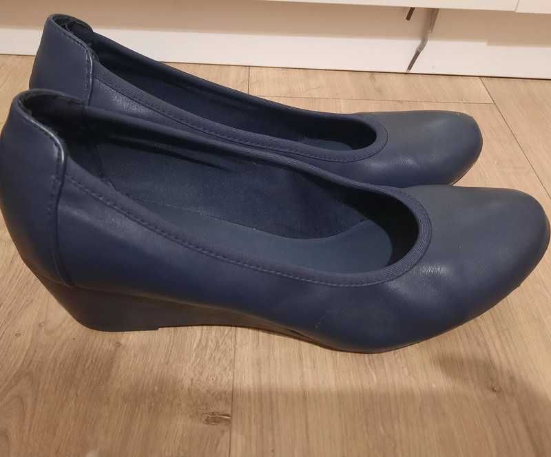 buty na małej koturnie