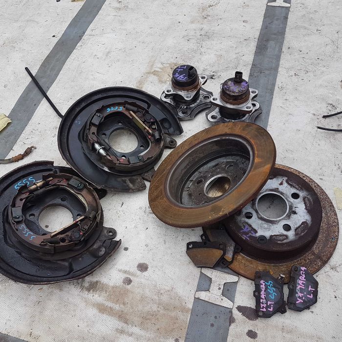 tarcza tarcze klocki hamulcowe szczęki tył toyota yaris I 1 jak nowe