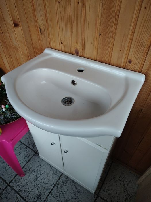 Mała umywalka z szafką