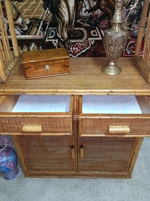 Móvel em bambu, exemplar estado.
Muito  versátil e com um design desigual. Medidas em foto no anúncio.
Intervenção de restauro.